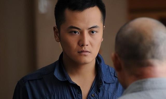 他是张嘉译的亲表弟,被表哥用11部戏带红,如今登上央视走红放大