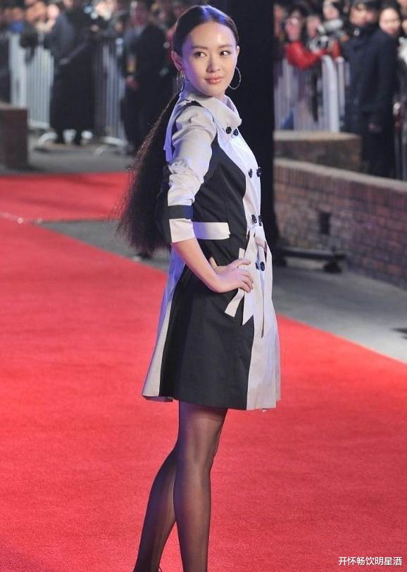 童谣彻底颠覆自己的形象,黑色丝袜搭配双排风衣大秀模特气息!