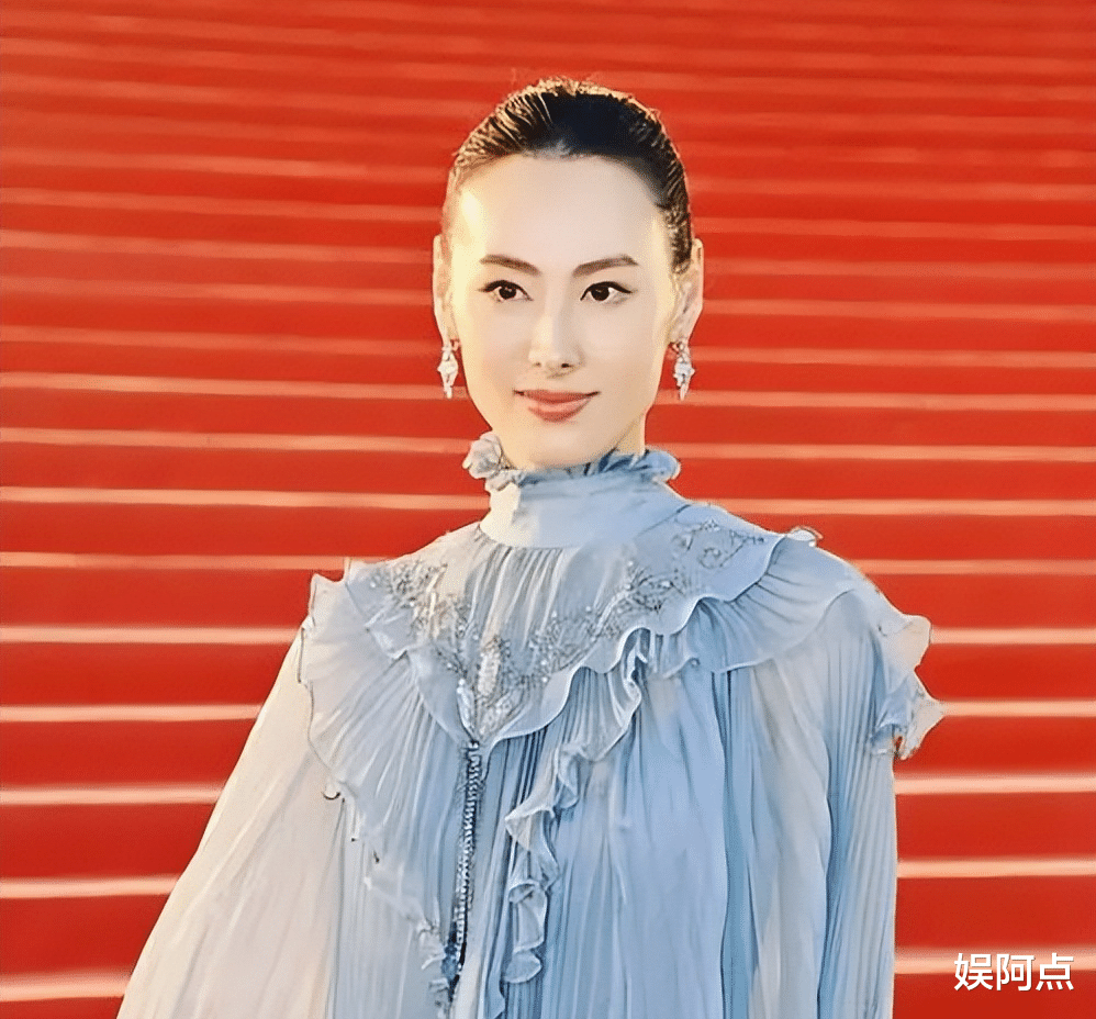 梁洛施新电影海报曝光，颜色犀利一个眼神便是戏！网友：满满期待