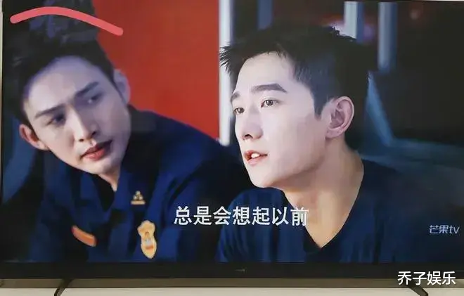 同演消防员,一个睡姿就看出了杨洋与黄景瑜的差别