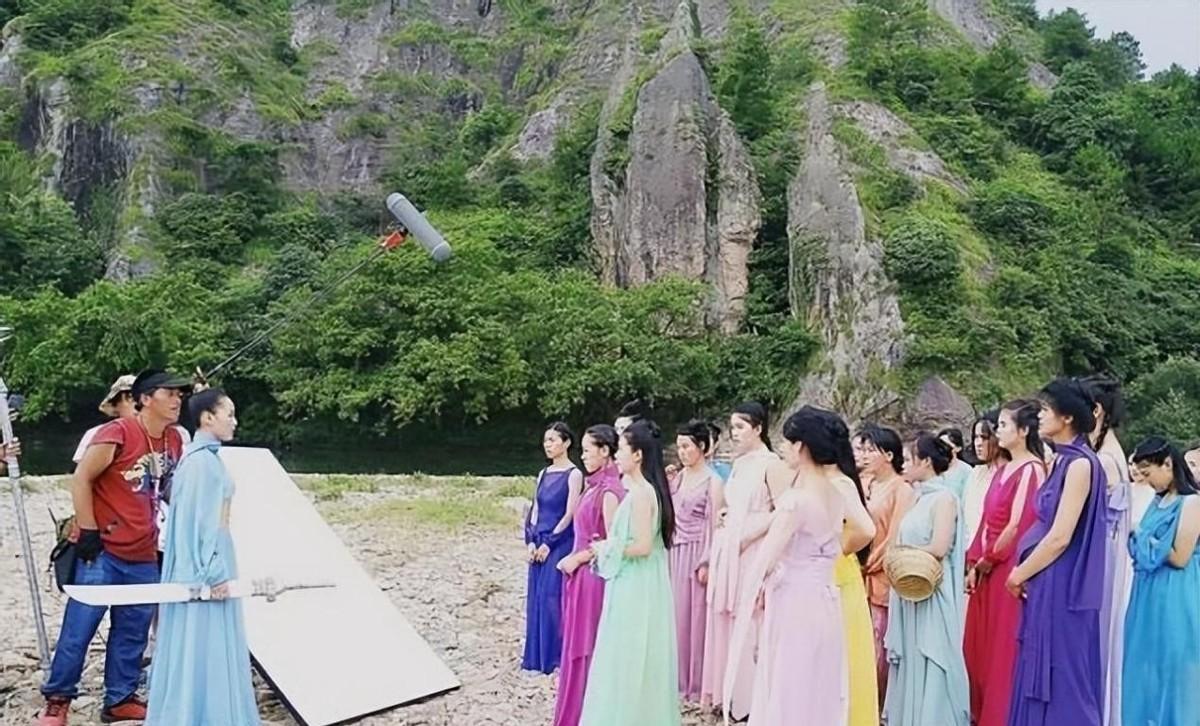 横店20万群演现状：美女泛滥成灾，裸替日入3000，成单身懒汉的天堂！