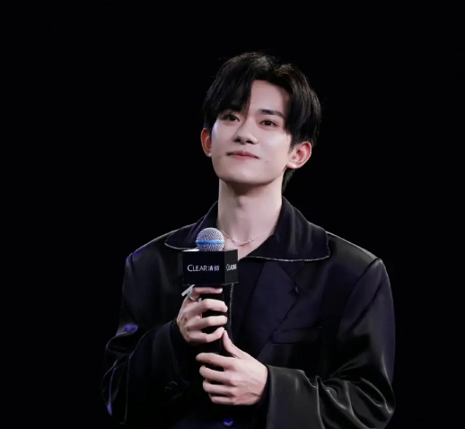 ?戚薇女儿近照惹争议！脸型大变，牙齿没矫正，网友：翻版易烊千玺