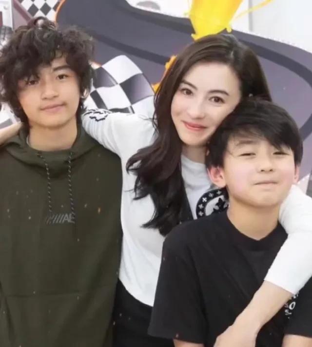 张柏芝|54岁王菲与谢霆锋大方认爱,张柏芝回应引发热议