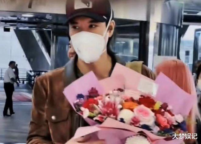 |王力宏泰国开唱倒数4天，李靓蕾突发麦克风图预告“明天线上见”