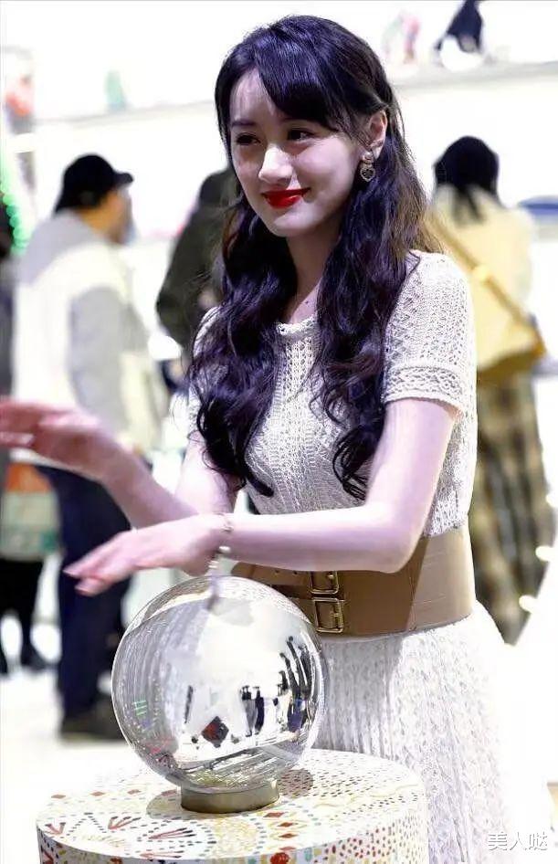 本以为袁冰妍够美了，直到和杨颖同框，才知道“神颜”的差距
