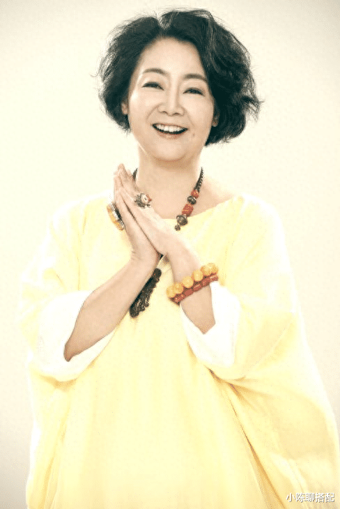 看了萨日娜和鞠萍才明白：只要会打扮，中年发福照样优雅又贵气