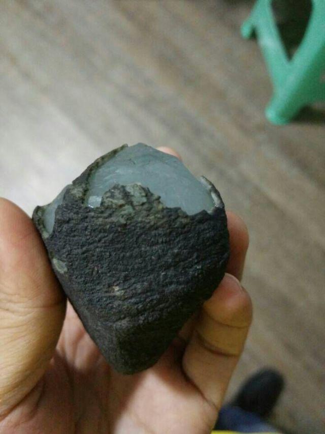 欣赏刚切开的翡翠毛料