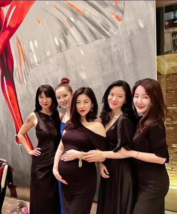 朱珠带娃看丈夫赛马,衣着时尚造型引争议,她老公太拉胯颜值