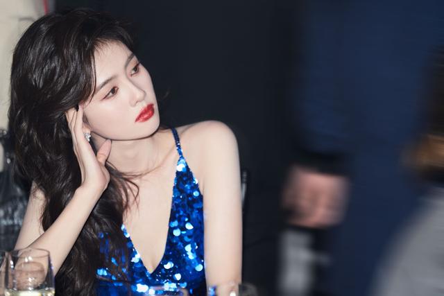 白鹿蓝色亮片吊带连衣裙优雅而迷人