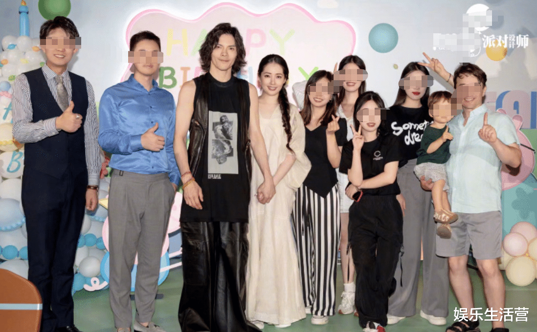 向佐|全家为儿庆生！向佐穿搭遭吐槽，发型姨化穿皮裙裤，网友：泰丑啦