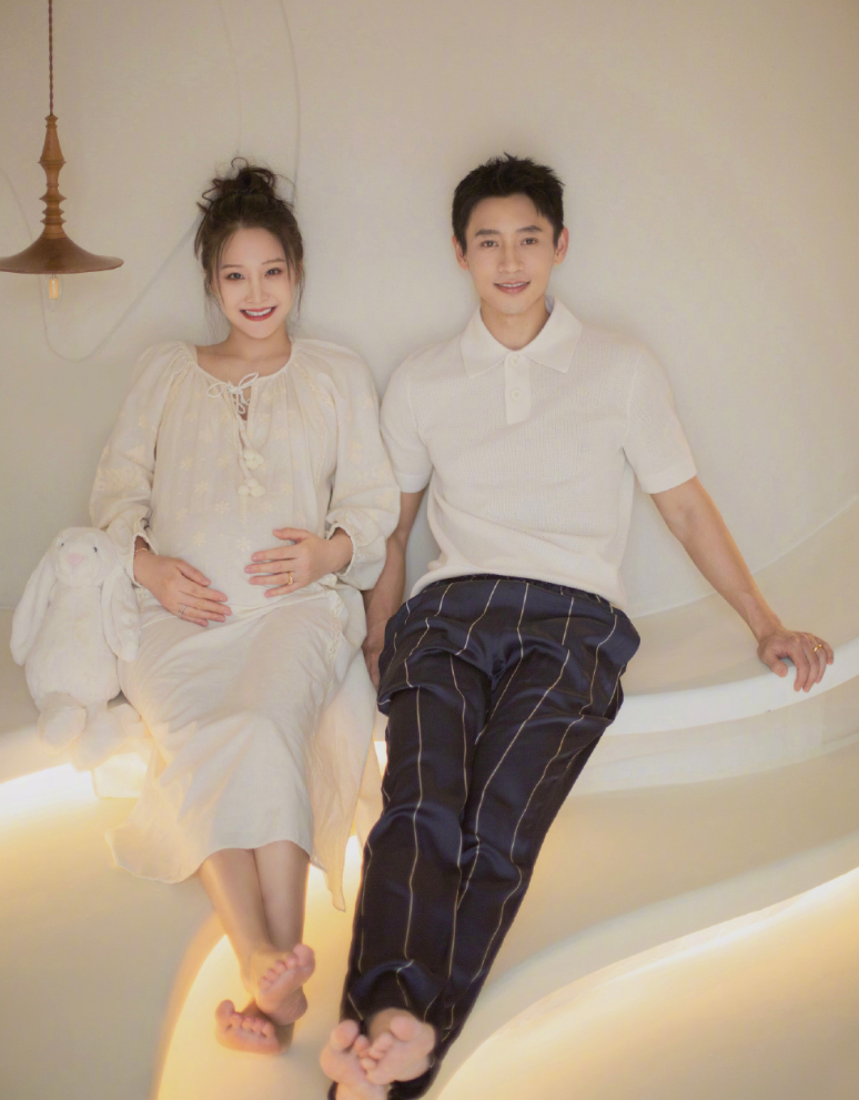 魏晨|37岁魏晨晒娇妻孕照喜当爹！夫妻同框幸福美满，相恋8年修成正果