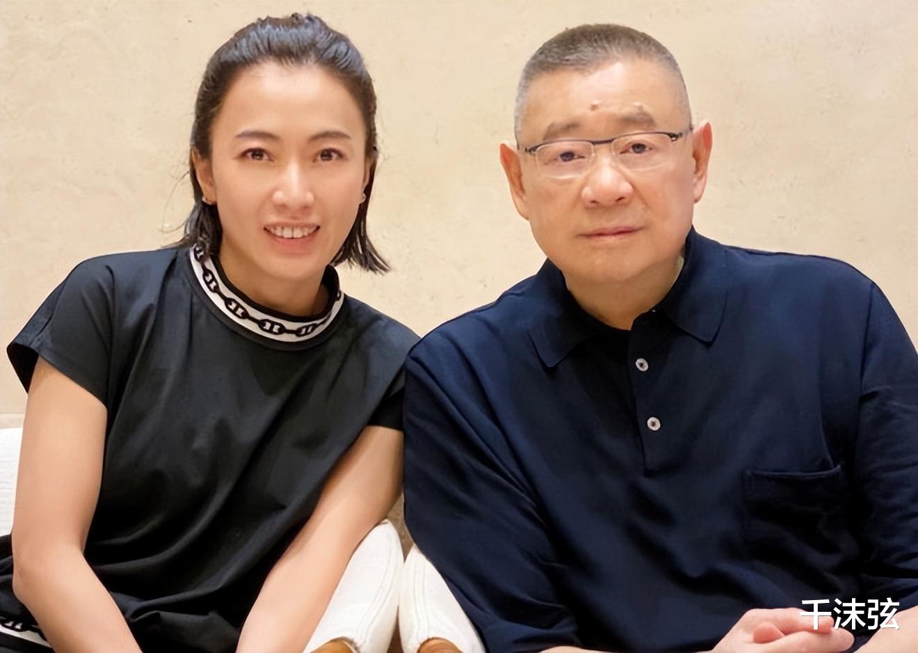 周星驰|甘比坐迷你小车出行,刘銮雄送2套特殊车牌寓意深,被侃小气抠门