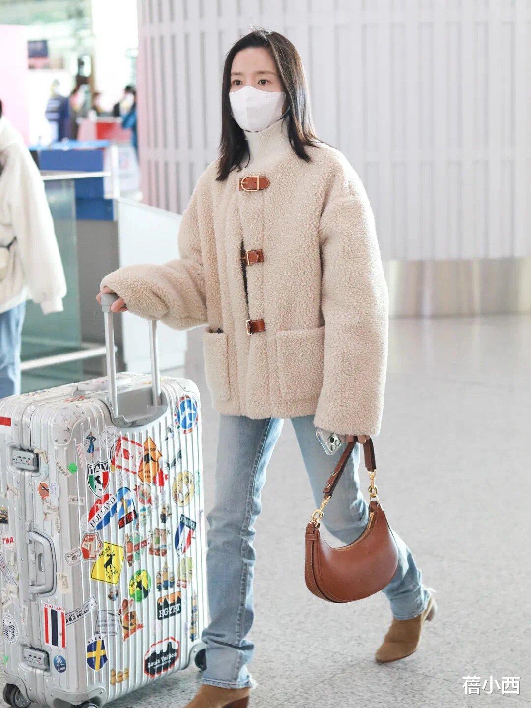 43岁董洁秋冬穿搭,带火了这3件套:羽绒服、黑大衣、羊羔毛外套