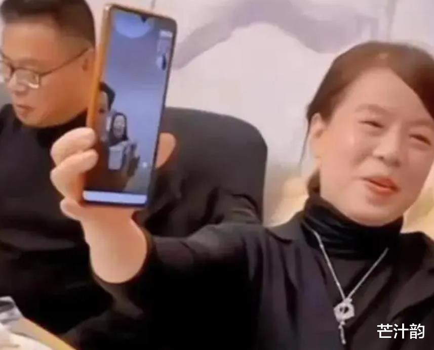 许敏闺蜜小七晒自拍,为大家送新年祝福,不忘初心维护许妈姚爸