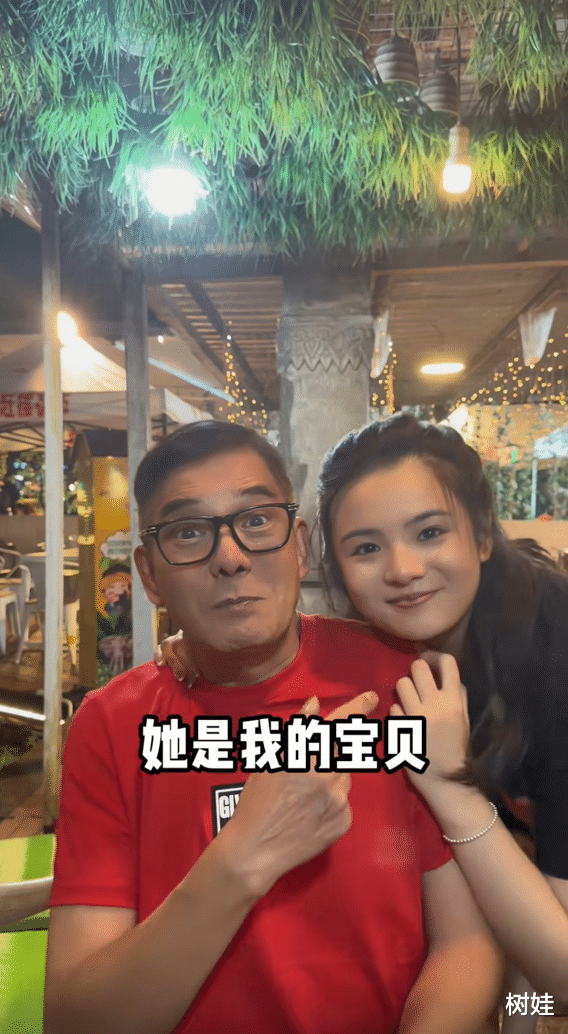 TVB绿叶直播20岁女儿罕露脸,父女相拥出镜,女儿长相甜美像阿Sa