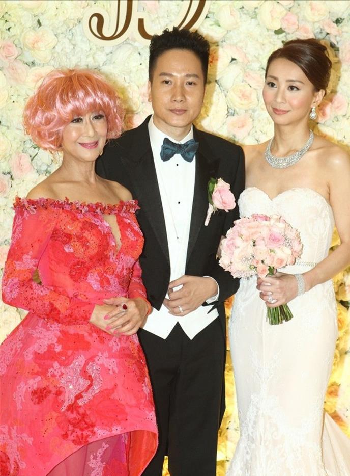 她是香港老牌女星，选美出身，自曝身家9位数，儿女都是学霸医生！