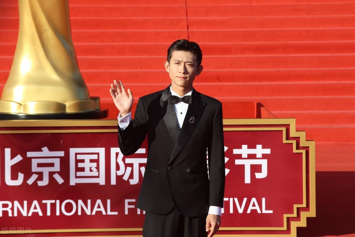 杨紫在网络上遭受铺天盖地围攻!张一山也被波及