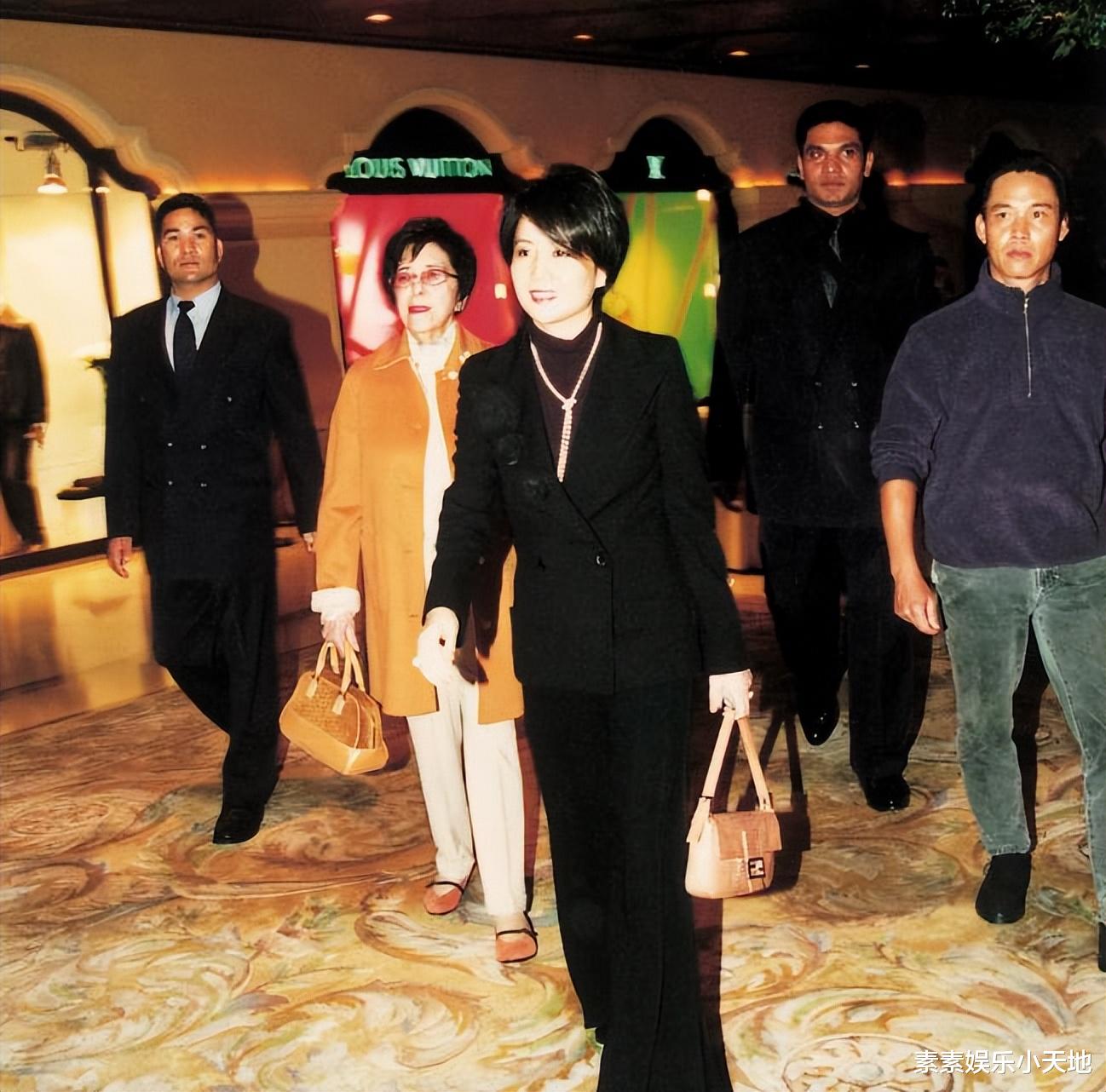 何婉鸿|何婉鸿葬礼完成，墓位紧挨弟弟何鸿燊安葬，与家人的旧照公开