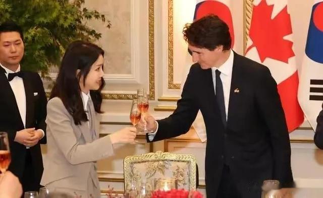 特鲁多 韩国第一夫人难得一见的开怀大笑，在特鲁多面前变害羞少女