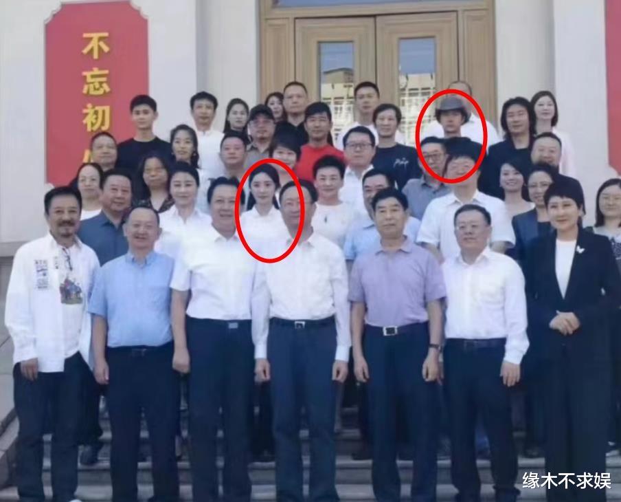 王一博座谈会全程对稿念,杜华听着打瞌睡,穿200元衣服被质疑!