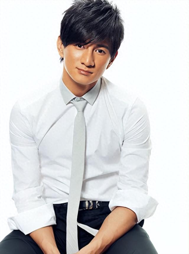 与黑人在海中嬉戏，跟吴奇隆含糊不清，这3位“老鸨”可真会玩