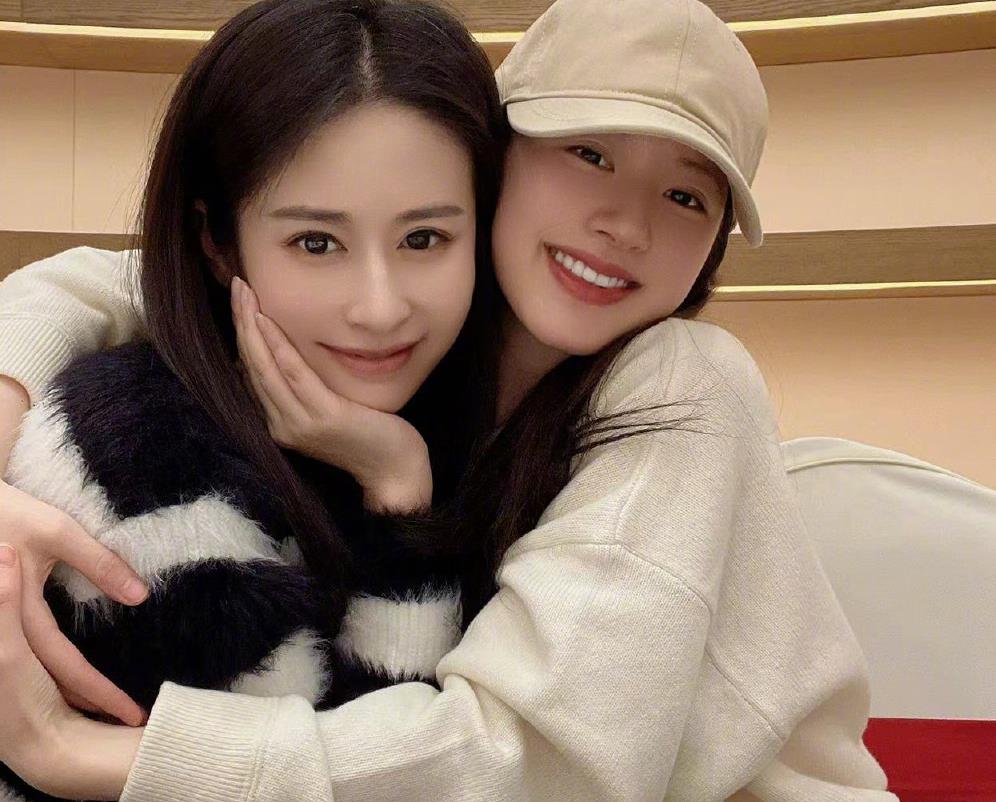 颖儿|颖儿晒与赵露思合照,两位甜妹罕见同框超养眼,看不出10岁年龄差