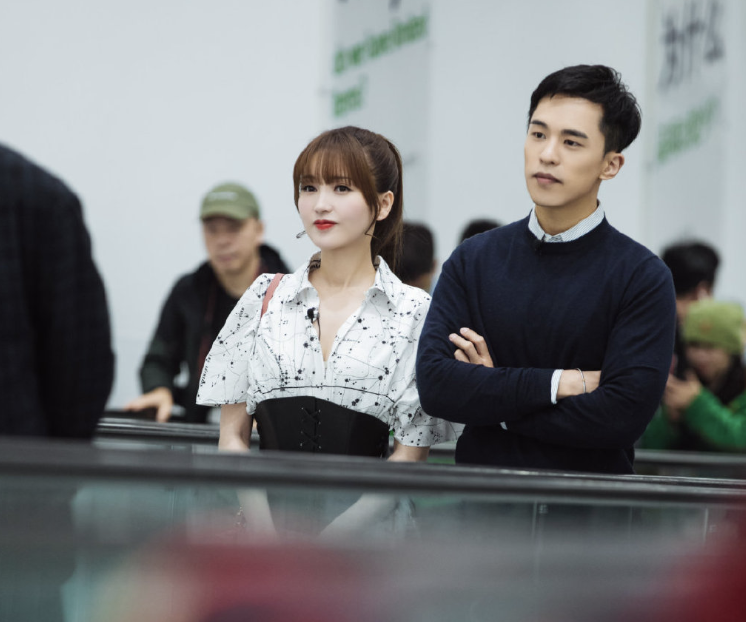 金莎|金莎和素人男友同框首次被拍！二人逛街牵手挽臂，呈现最萌身高差