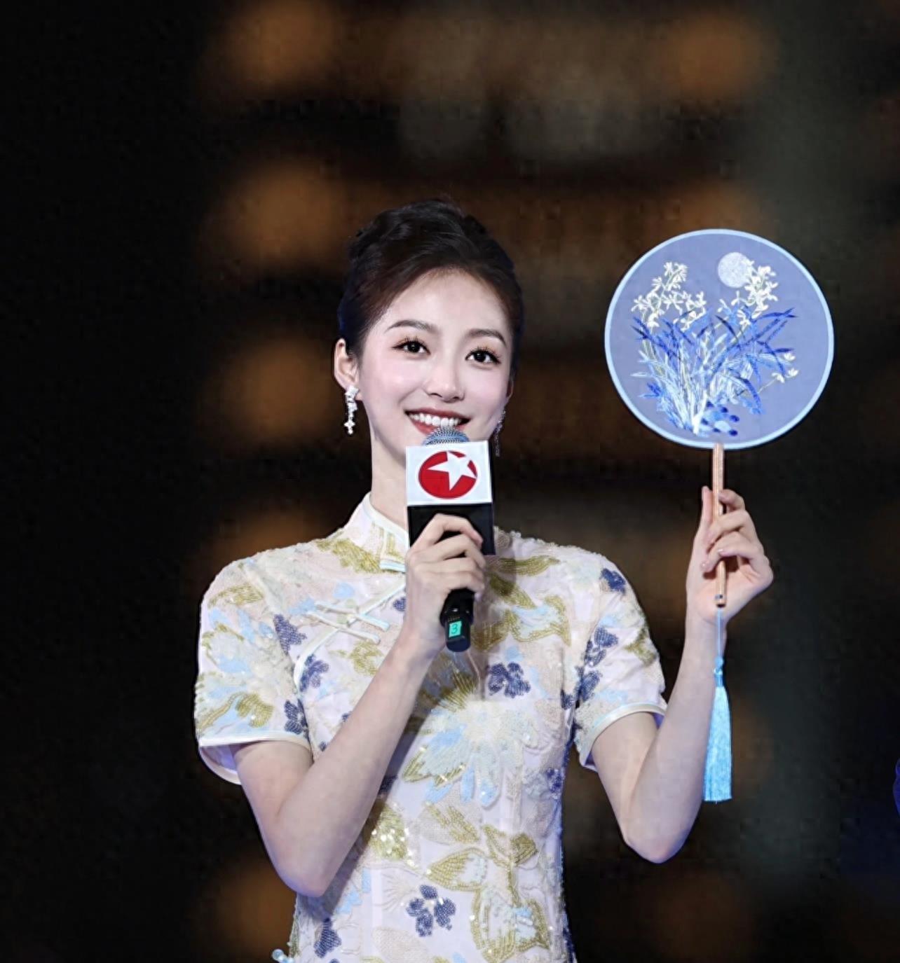 为什么她一出道即高峰？这次中秋晚会她一身旗袍，再次惊艳了众人