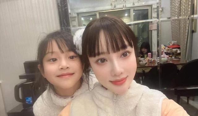 让李晨当牛做马,和韩庚街头热吻,被弟弟弄进医院,她才是真浪姐