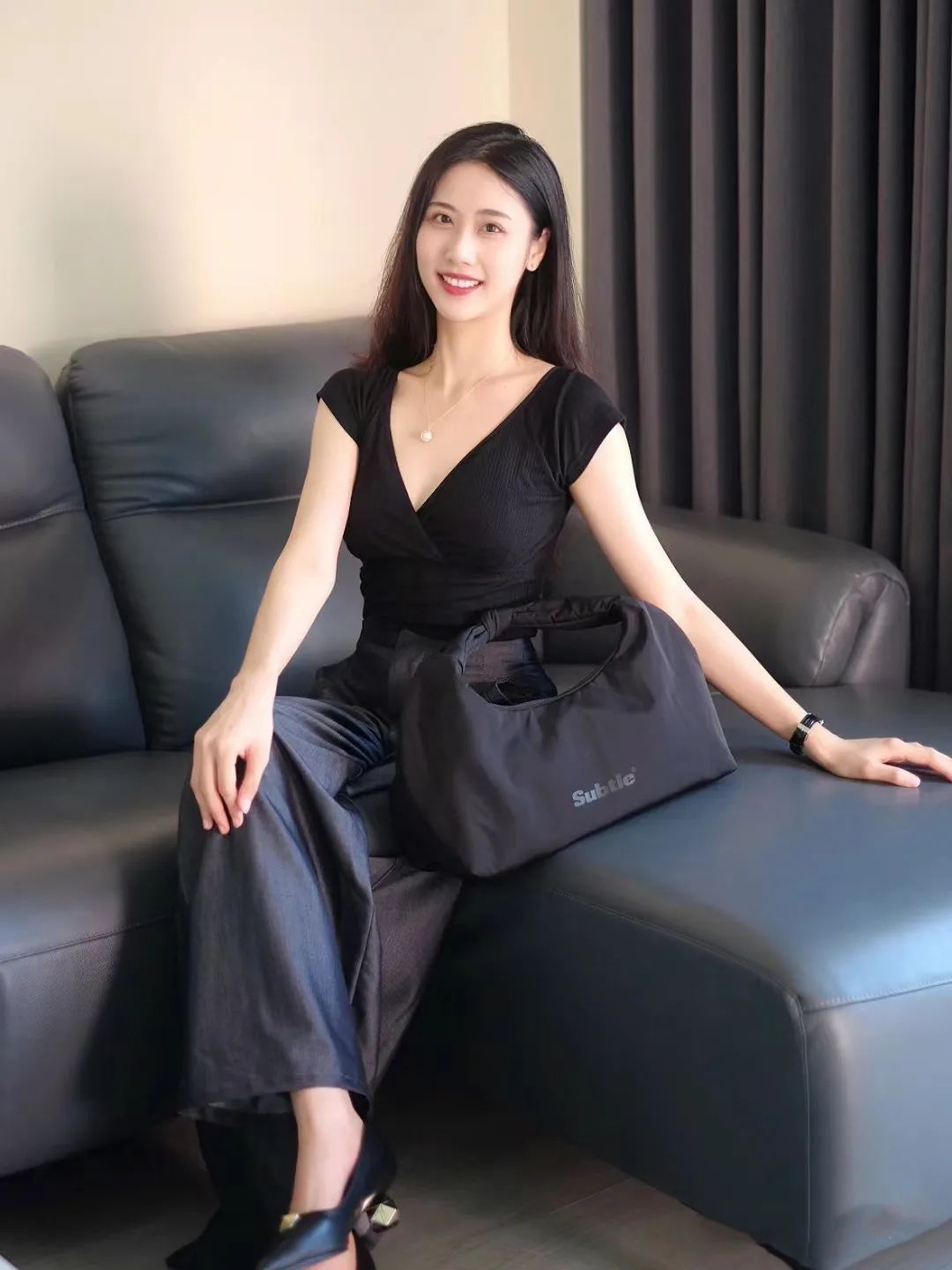 这才是适合普通中年人通勤打扮，利落简单又气质，很显“贵”