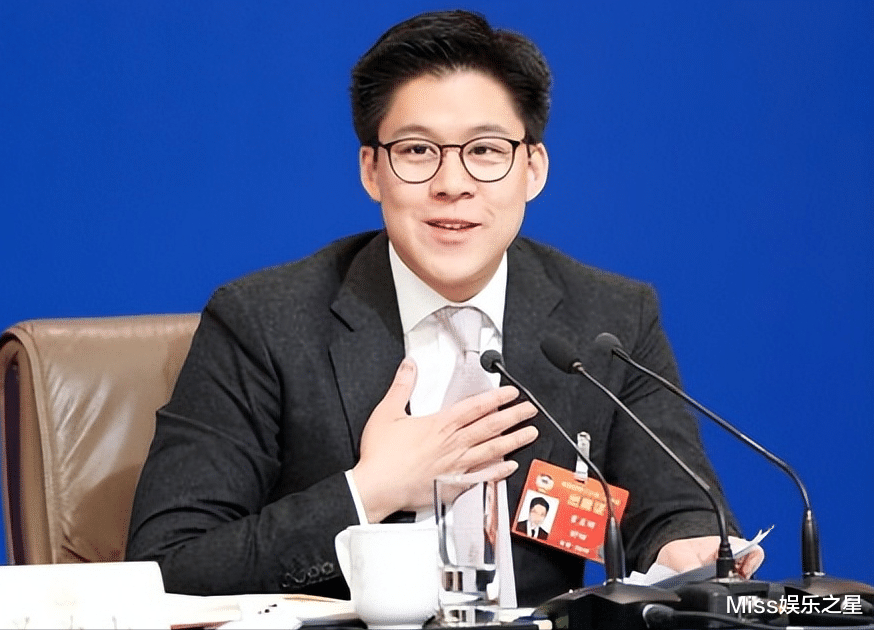 霍启刚到底有多优秀?与父亲在平价餐厅吃饭,身兼数职依然低调