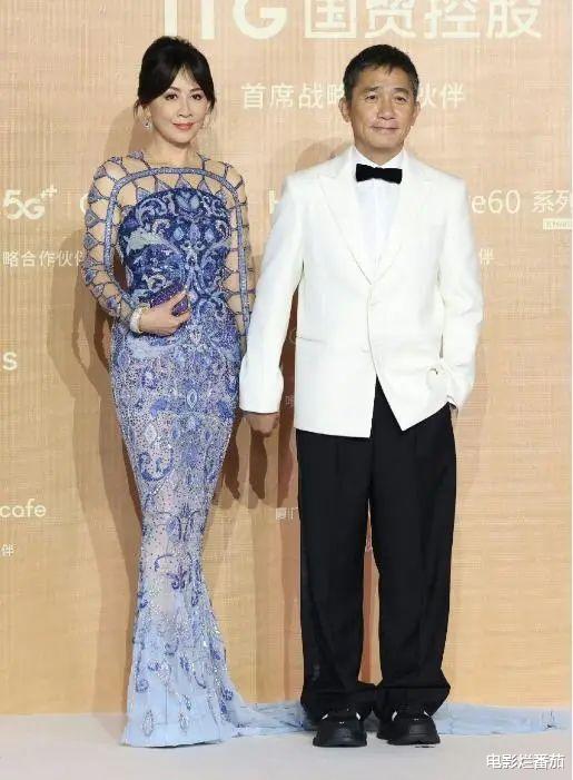 金鸡一刻：周冬雨邓超红眼眶，殷桃闫妮洒泪，李雪健获奖全体起立