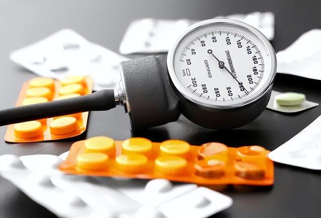 坚持吃硝苯地平却得了脑出血？医生忠告：降压药这样吃，风险很大