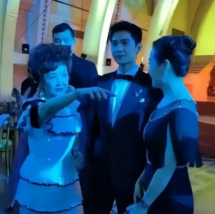 明星在资本面前有多卑微，杨幂被搂腰，张艺谋酒局被推一声不敢吭