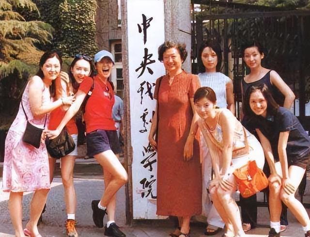 人前拽姐人后甜妹?没想到,大胆整顿职场的秦海璐,还有另外一面