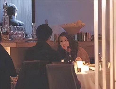 化妆|赌王三太和霍启刚同框,70岁皮肤紧致惹人慕,钻戒手镯豪气吸睛