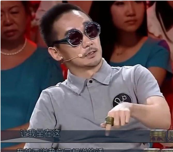 醒醒吧,一部代表作都没有,却高高在上当评委,这些小丑羞不羞