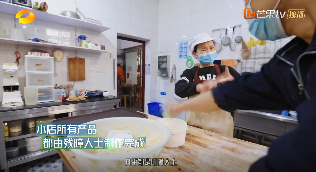 汪涵|汪涵帮听障人士找工作,张含韵为交流学手语,这档综艺来真的