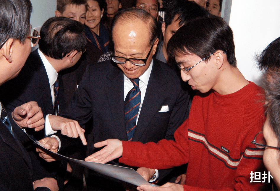 李嘉诚如何照顾孙子？派私人飞机去买奶粉，冲奶的水是加拿大温泉