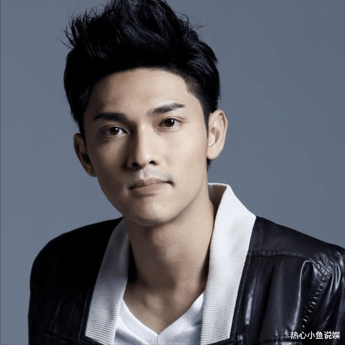 大喜！香港知名男星大婚，网红妻子戴18只巨型龙凤鈪，更有大钻戒