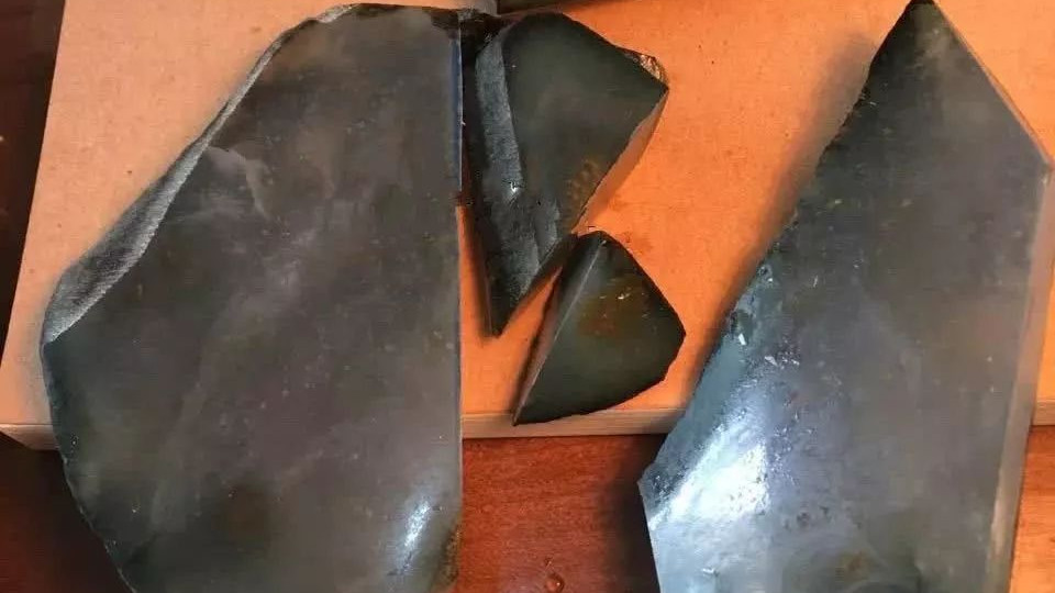 翡翠|一块莫西沙场口的翡翠原石，记录顽石到璞玉的蜕变过程