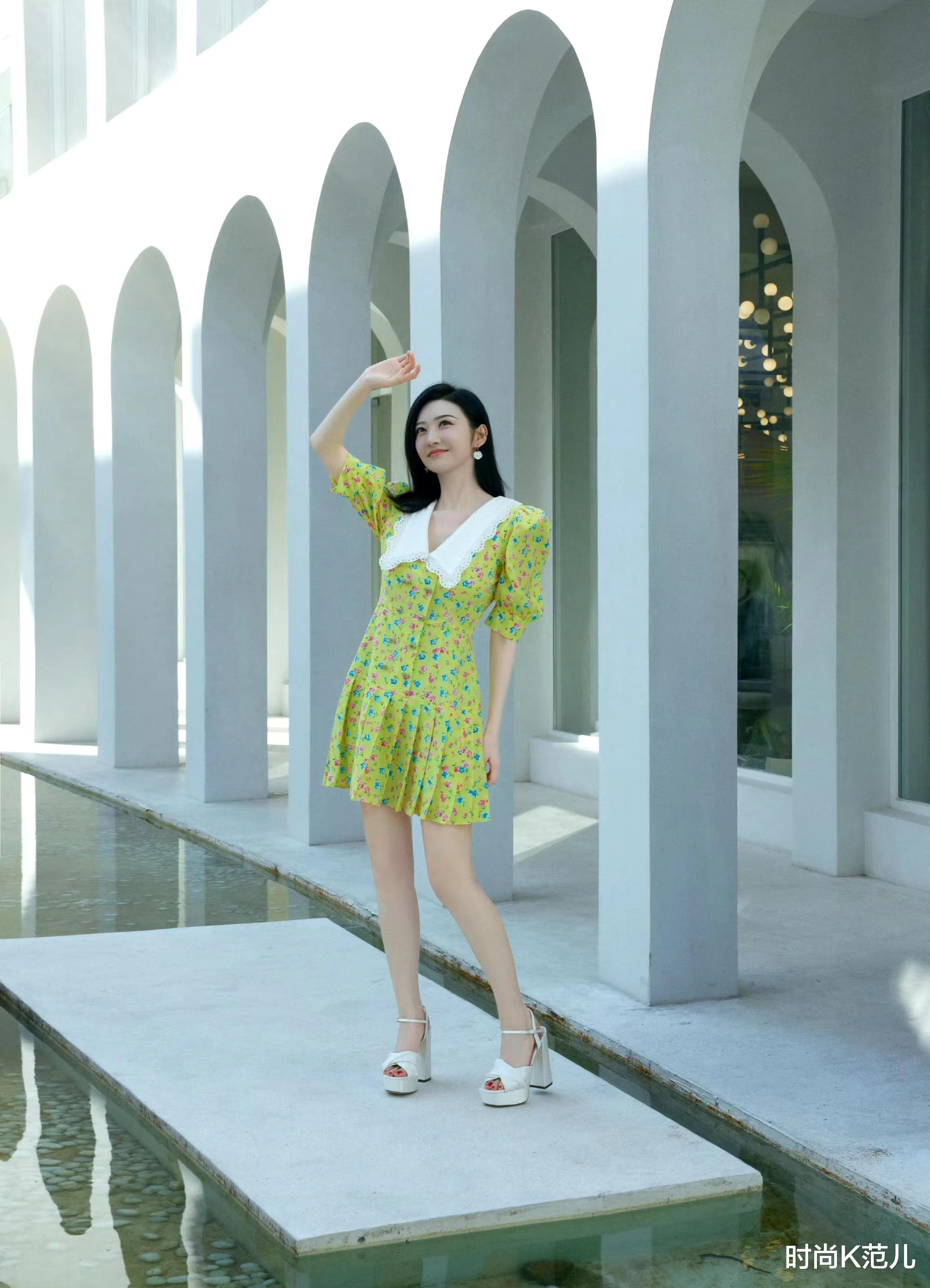 景甜分享秋日美照，穿一条黄色娃娃领碎花连衣裙，清新又减龄！
