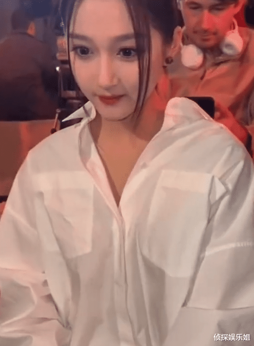 关晓彤|关晓彤巴黎时装周造型绝美,穿白衬衫玩下衣失踪,长腿好身材抢镜