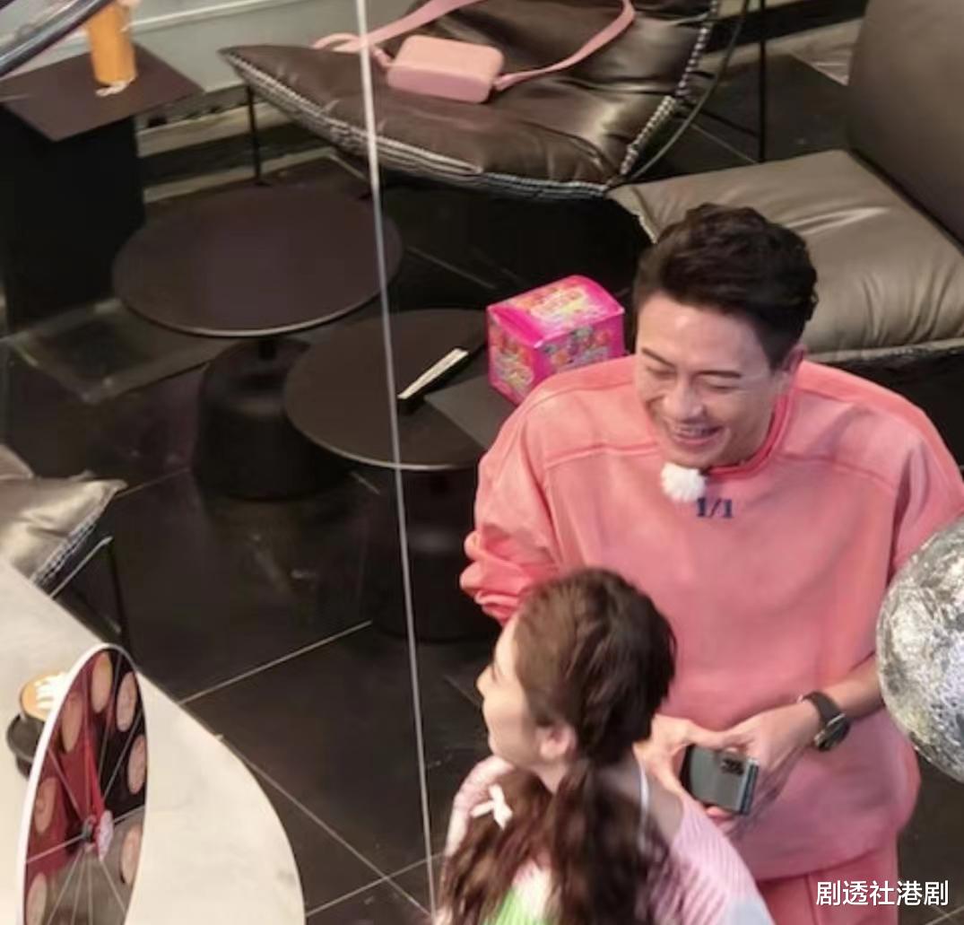 黄宗泽|互动亲密!黄宗泽内地拍节目与女搭档表现暧昧,有说有笑互搭手臂