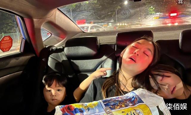 蔡少芬|蔡少芬带儿女游新加坡，素颜出门接地气，3岁儿子可爱的像个女孩