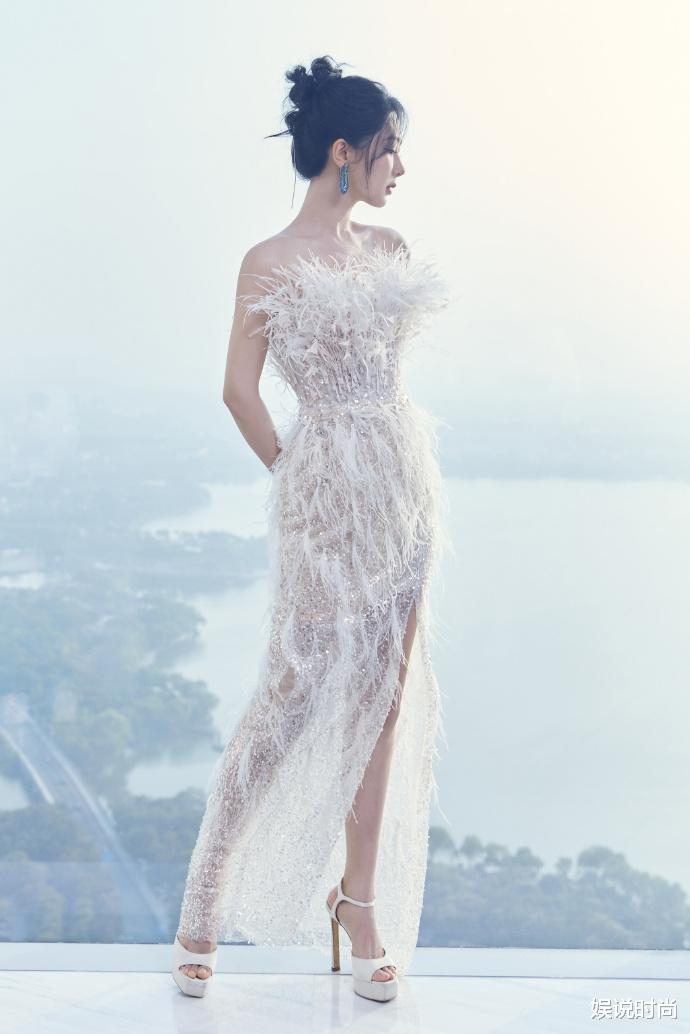 杨紫仙女风穿搭真美！白色抹胸裙与羽毛的完美结合！