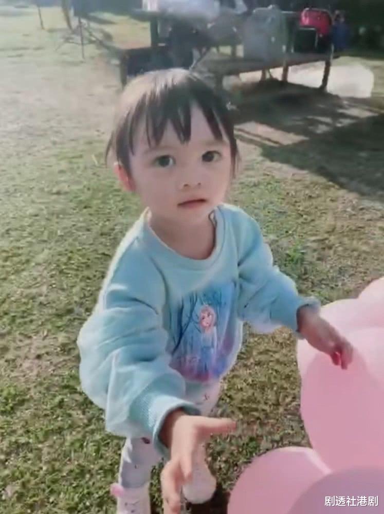 熊黛林|再强调无偏心！知名港星双胞胎女儿颜值差距大，被指就爱漂亮那个