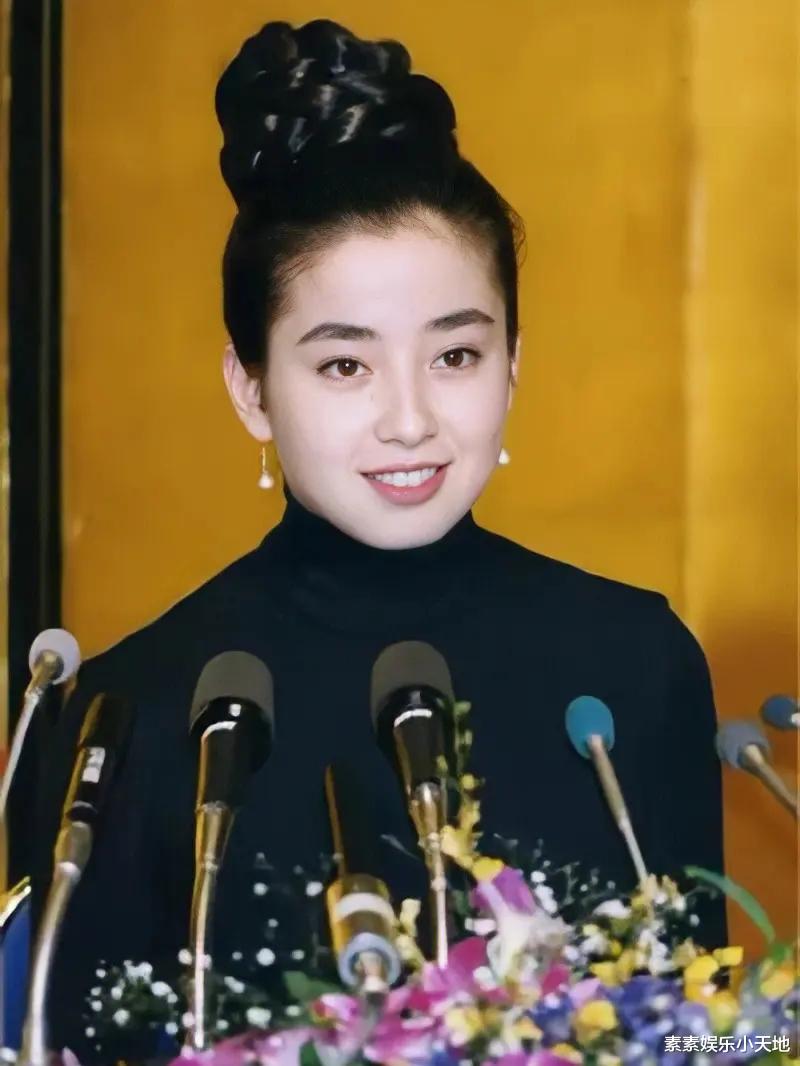 50岁宫泽理惠近照曝光，优雅气质不变，和老公森田刚牵手很恩爱