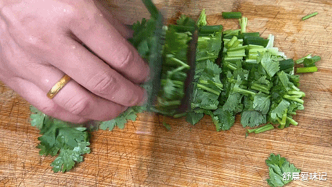 美食教程|西红柿疙瘩汤这样做,劲道爽滑,爽口开胃解腻,待客倍有面子呢