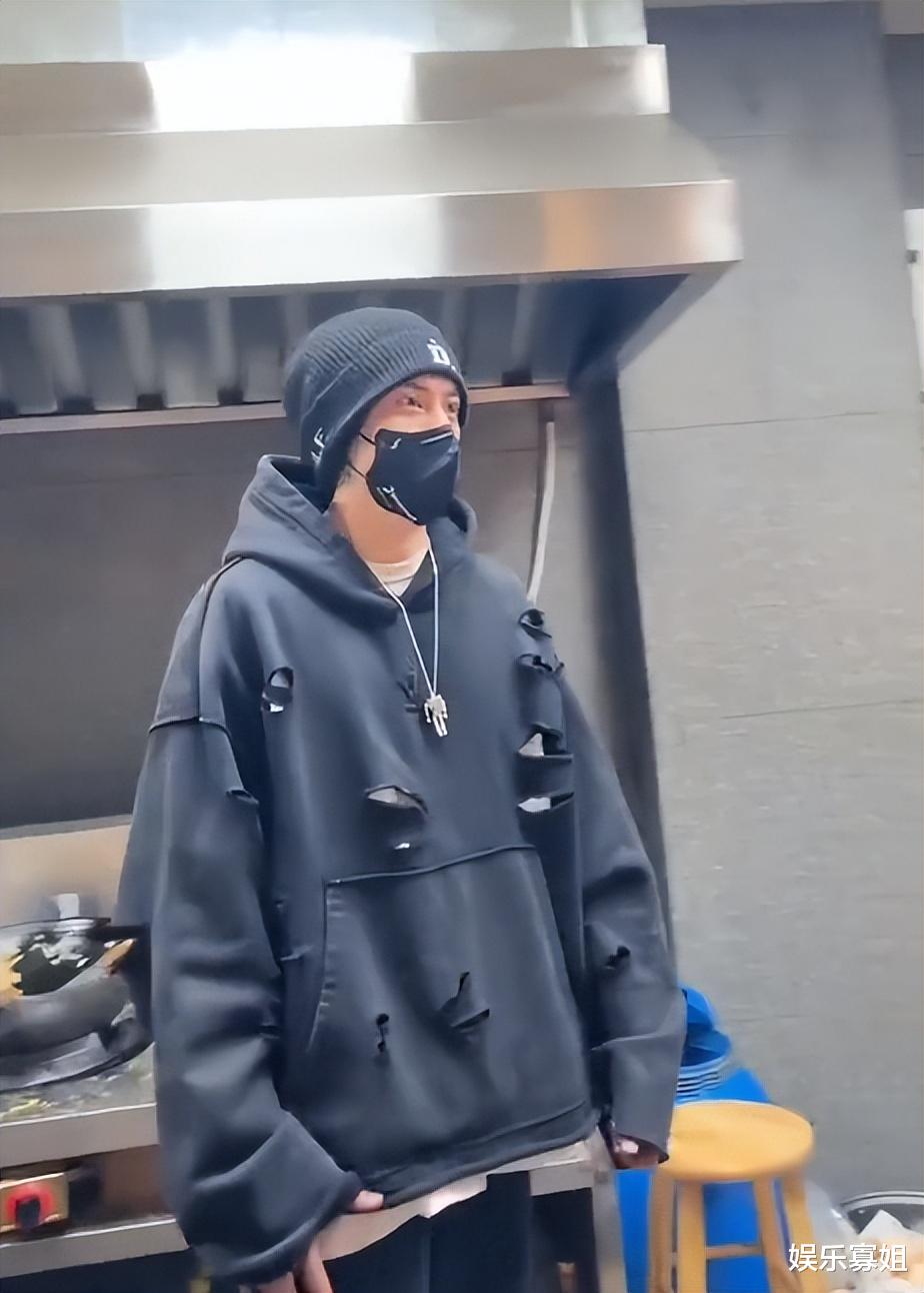 王鹤棣|王鹤棣去炸串店和粉丝打招呼,还说吃好喝好,有老板内味儿了